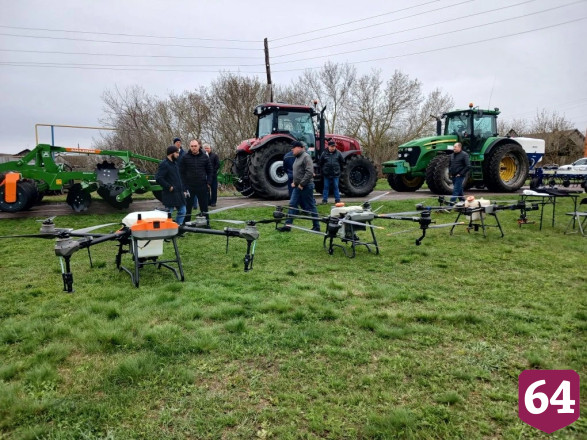 Саратовским аграриям презентовали многофункциональные плуги и агродроны