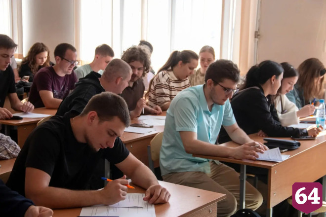 Саратовский депутат вместе со школьниками написала агродиктант